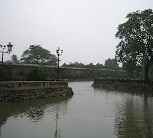 Die Begrenzungsmauer sowie ...