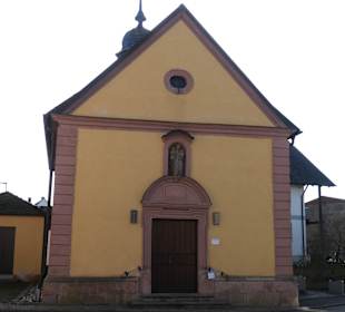 St. Anna: eine kleine Kirche in einem kleinen Dorf