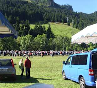 Hier ist der Sammelplatz für die Ankommenden