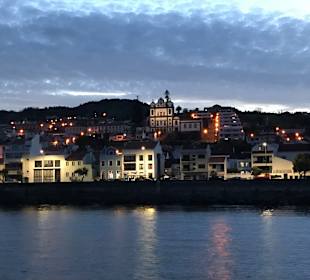 Blick auf die Hauptkirche bei Einfahrt in den Hafen bei Nach