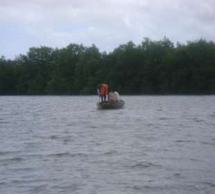 Pescatori sulla canoa sul mangue seco