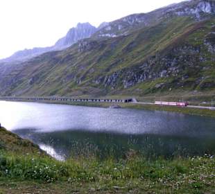 Passhöhe mit See und Zug
