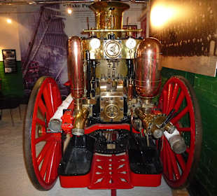 Sehr alt, glänzt aber wie neu.