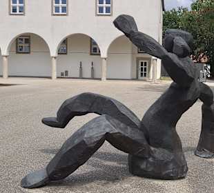 Sitzende Figur vor der Schweinfurter Kunsthalle