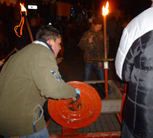 Die Burschen sammeln sich auf dem Marktplatz