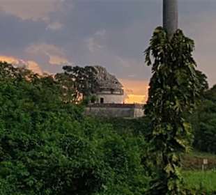 Ruinen im Sonnenuntergang vom Hotelbalkon
