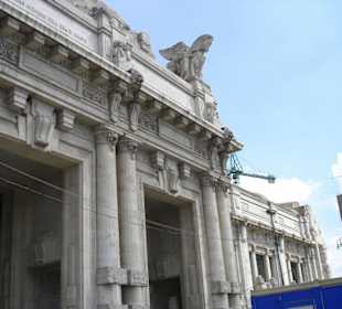 Der riesen Bahnhof am Ortsrande