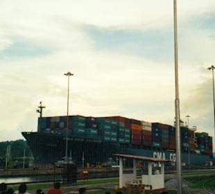 Containerschiff in der Miraflores-Schleuse