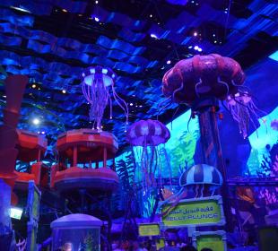 Futuristischer Bereich mit Fahrgeschäften