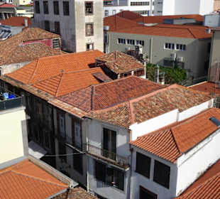 Blick aus der Gondel auf die Altstadt von Funchal