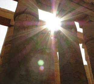 Lichtspiel in der Säulenhalle des Karnak-Tempels