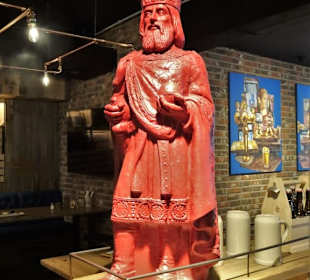 Der Namensgeber im Gastraum bei Karl´s