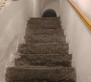 Steintreppe zur Toilette