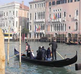 Locals crossing the Canale to the Rialto Market