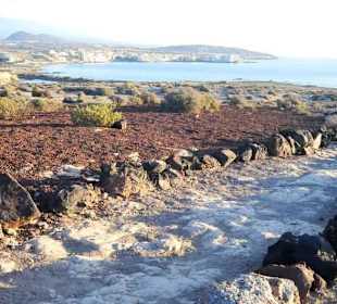 Blick vom Weg auf den Monte roja auf Hotelstrand