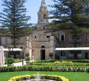 Im Garten des Palazzo Parisio