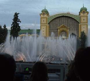 Bunte Wasserfontänen zu Musik