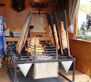 Lachsseiten am offenen Feuer gegart