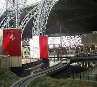 Blick auf die kleine Ferrari-Strecke durch den Park