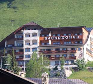 Das Hotel Sassongher unter dem Gipfel