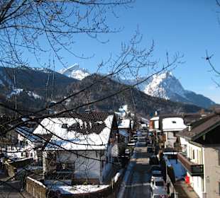 Blick auf Alpsitz und Zugspitze