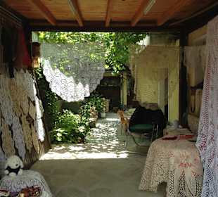 Häkeldeckchen im Hof zum Verkauf