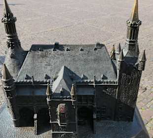 Tastmodell vom Aachener Rathaus mit Blindenschrift