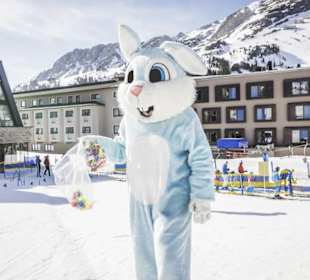 Das Maskottchen Snowy, der Schneehase