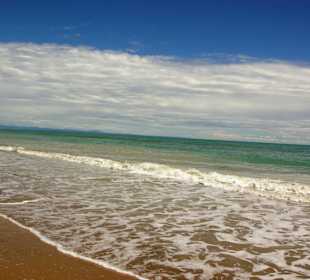 Am Strand entlang super