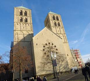 Vorderansicht mit den zwei Türmen