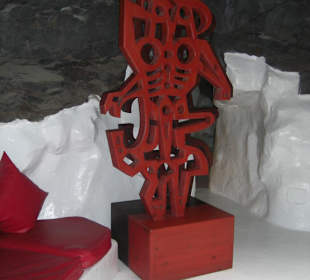 Eine Plastik des Künstlers