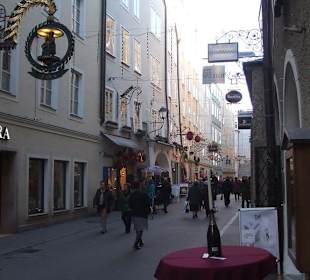 Die Salzburger Getreidegasse in der Vorweihnachtszeit