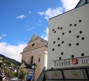 Pfarrkirche + Tourist Info