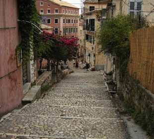 Kieselsteintreppe von der Festung in die Stadt