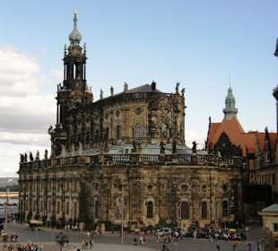 Хофкирхе на Театральной площади