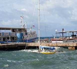 Hoppla, ein Boot unter Wasser !