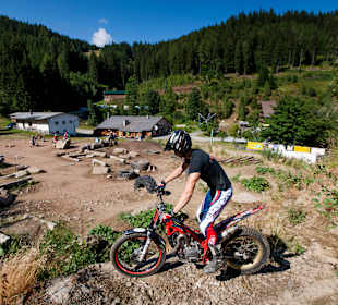 Trialfahrer im Trialpark Salzstiegl