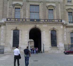 Vstup na nádvoří Louvru