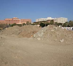 Hinter den Sandbergen ist die Promenade