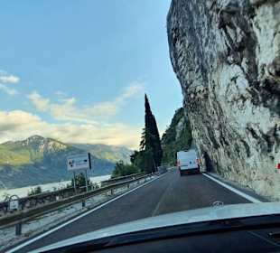 An den Felsen entlang