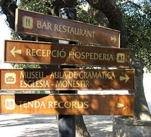 Wegweiser auf dem ersten Innenhof