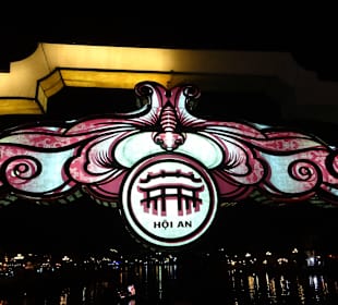 Über diese Brücke geht man zum Night Markt