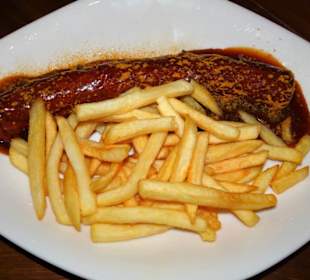 Klassiker im Cafe del Sol - die Currywurst