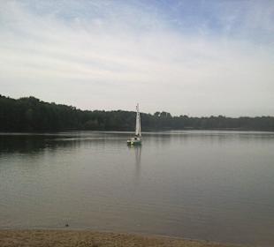 Schöne Ausblicke auf das ruhige Gewässer