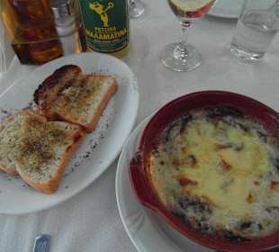 Hausgemachte Moussaka im Tontopf