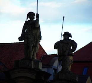 Steinfiguren auf der Brücke