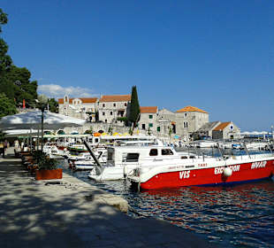 Promenade am Hafen von Bol