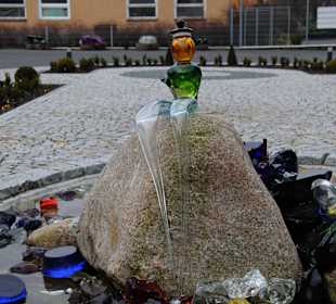 Skulptur vor dem Glasmuseum