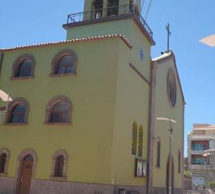 Kirche an der Einkaufsstraße