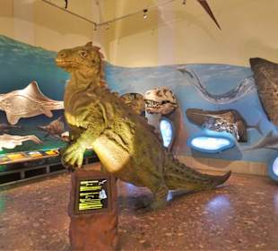 Begrüßung der Gäste durch Dinosaurier